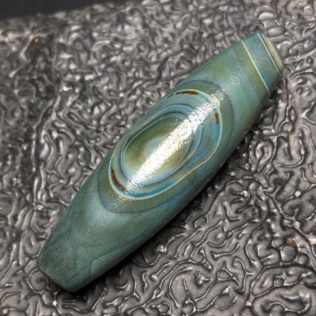 Chinese Natural Agate DZI Beads: Size: Width 5.1 cm - Height 1.5 cm Materials: Agate Dynasty: Qing dynasty Attribution: Qianlong Period Object: Dzi Beads