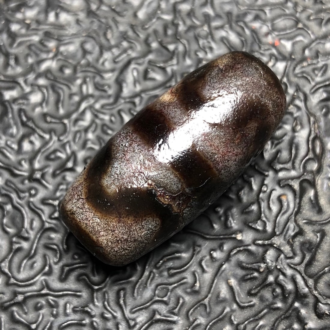 Chinese Natural Agate DZI Beads: Size: Width 2.7 cm - Height 1.3 cm Materials: Agate Dynasty: Qing dynasty Attribution: Qianlong Period Object: Dzi Beads