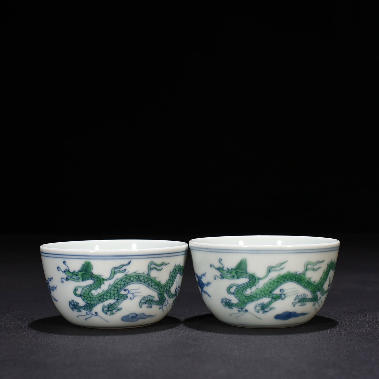 An Exquisite Chinese doucai cylinder cup: Size: Height 4 cm - Widthh 7.6 cm Materials: Porcelain Time Period:Ming dynasty Attribution: chenghua Object: cup