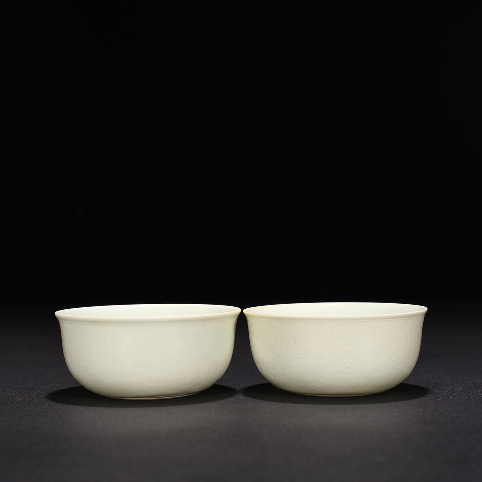 An Exquisite Chinese white glaze cylinder cup: Size: Height 3.5 cm - Widthh 8.2 cm Materials: Porcelain Time Period:Ming dynasty Attribution: chenghua Object: cup