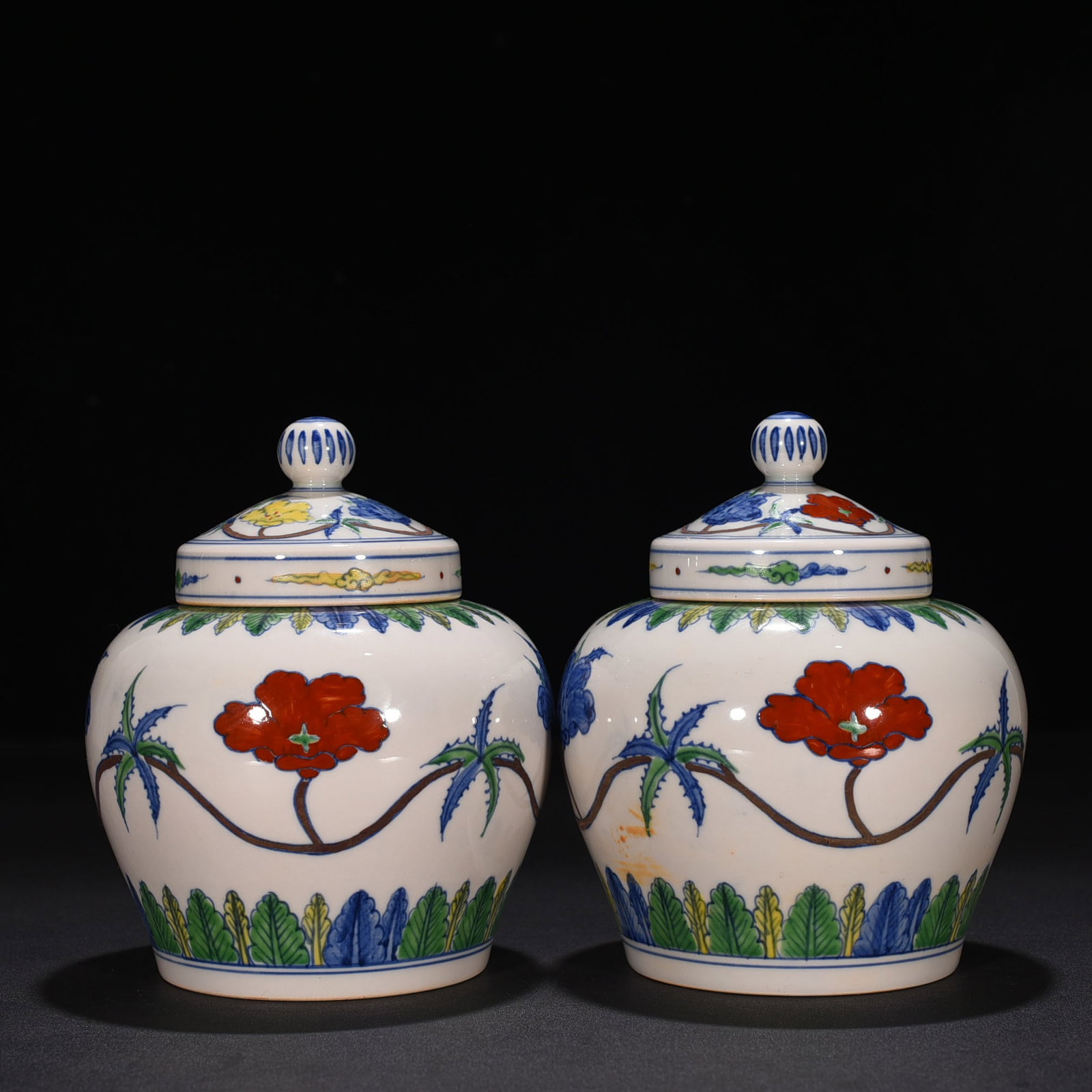 An Exquisite Chinese red tire bucket color jar: Size: Height 18 cm - Widthh 13 cm Materials: Porcelain Time Period:Ming dynasty Attribution: chenghua Object: jar