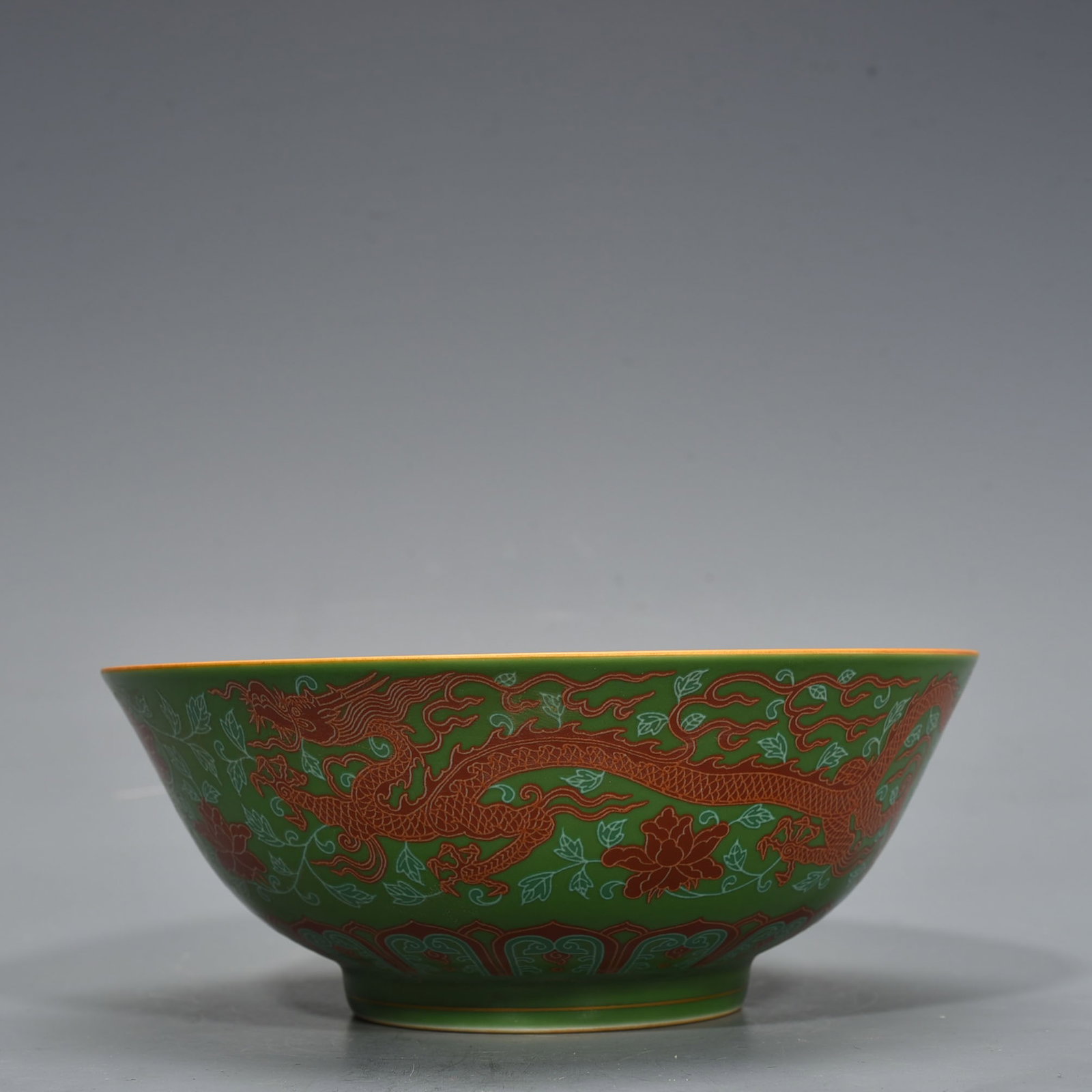 An Exquisite Chinese green glaze redAnd green bowl: Size: Height 7 cm - Widthh 20 cm Materials: Porcelain Time Period:Ming dynasty Attribution: chenghua Object: bowl