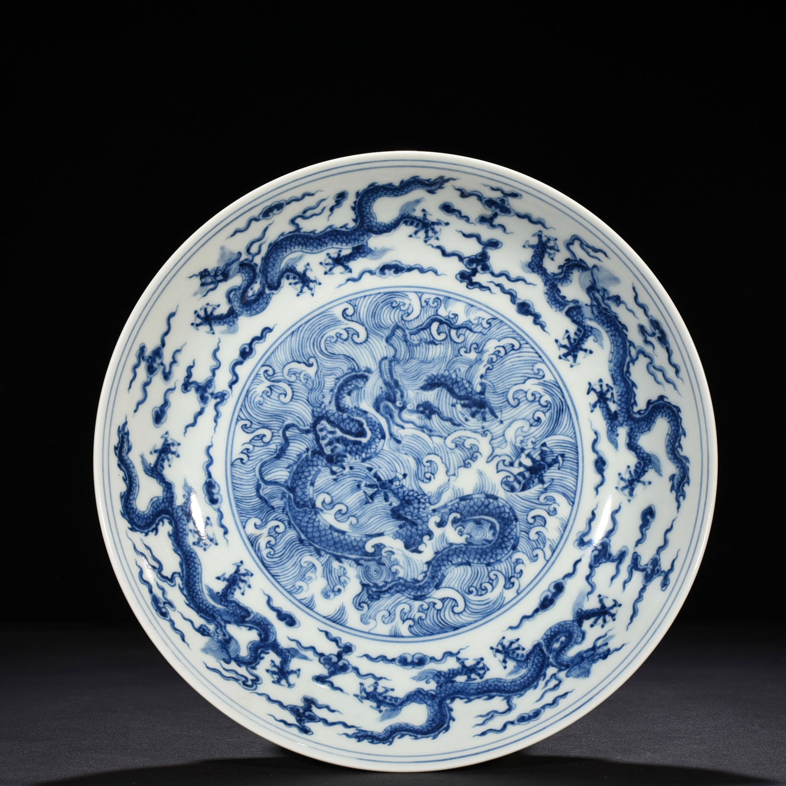 An Exquisite Chinese blue and white plate: Size: Height 5cm - Widthh 25 cm Materials: Porcelain Time Period:Ming dynasty Attribution: chenghua Object: plate