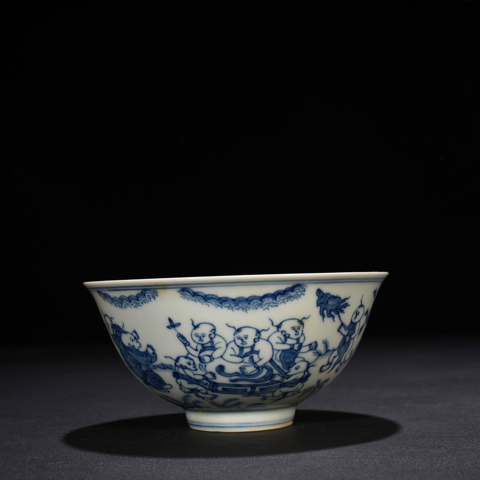 An Exquisite Chinese blue and white palace bowl: Size: Height 7 cm - Widthh 15.5 cm Materials: Porcelain Time Period:Ming dynasty Attribution: chenghua Object: bowl