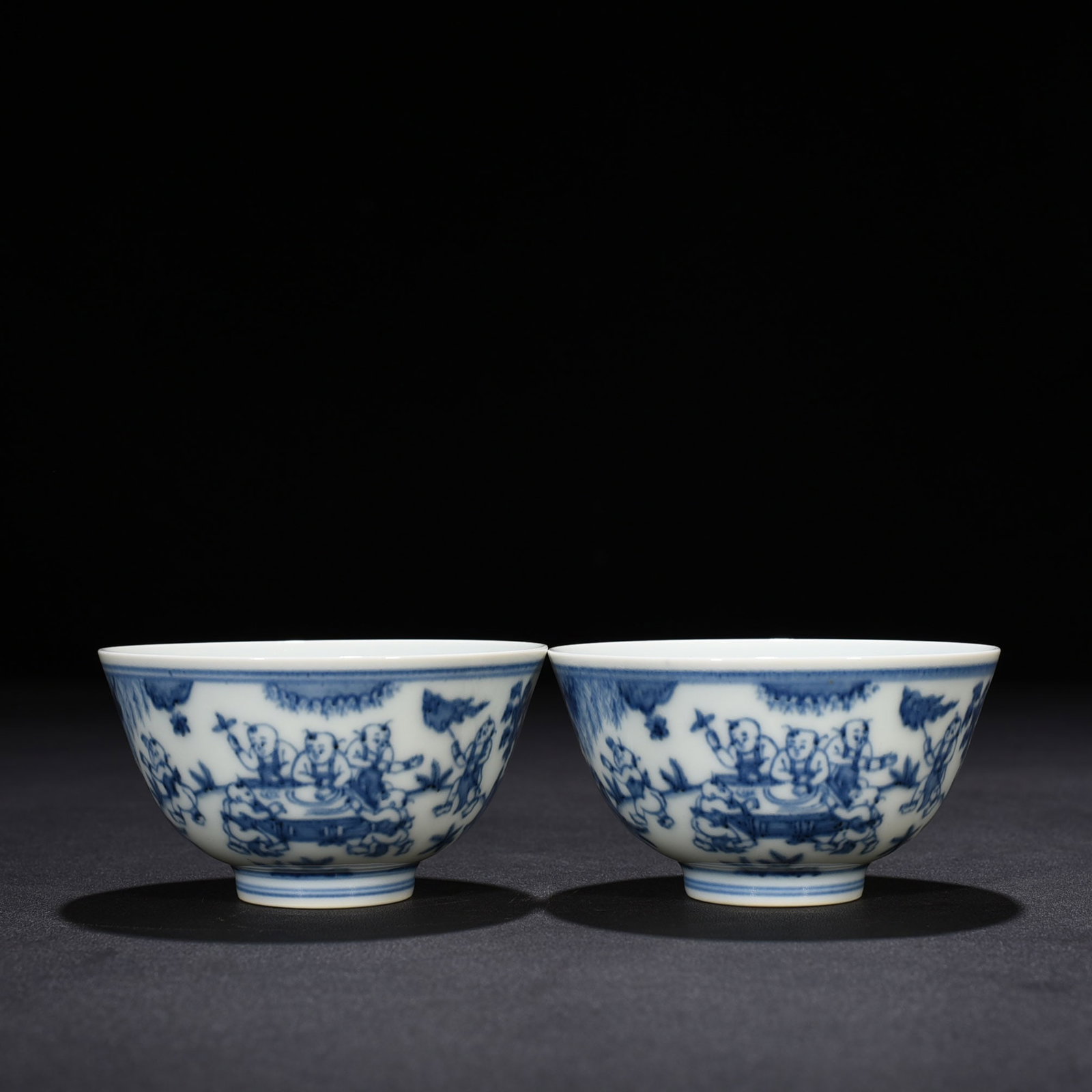An Exquisite Chinese blue and white bowl: Size: Height 5 cm - Widthh 9 cm Materials: Porcelain Time Period:Ming dynasty Attribution: chenghua Object: bowl