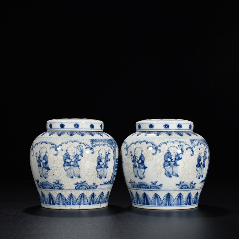 An Exquisite Chinese blue and white lid jar: Size: Height 13 cm - Widthh 13 cm Materials: Porcelain Time Period:Ming dynasty Attribution: chenghua Object: jar