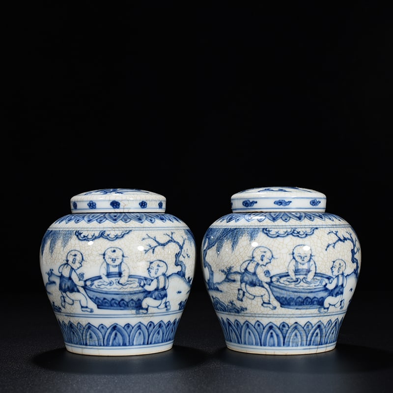 An Exquisite Chinese blue and white lid jar: Size: Height 13 cm - Widthh 11 cm Materials: Porcelain Time Period:Ming dynasty Attribution: chenghua Object: jar
