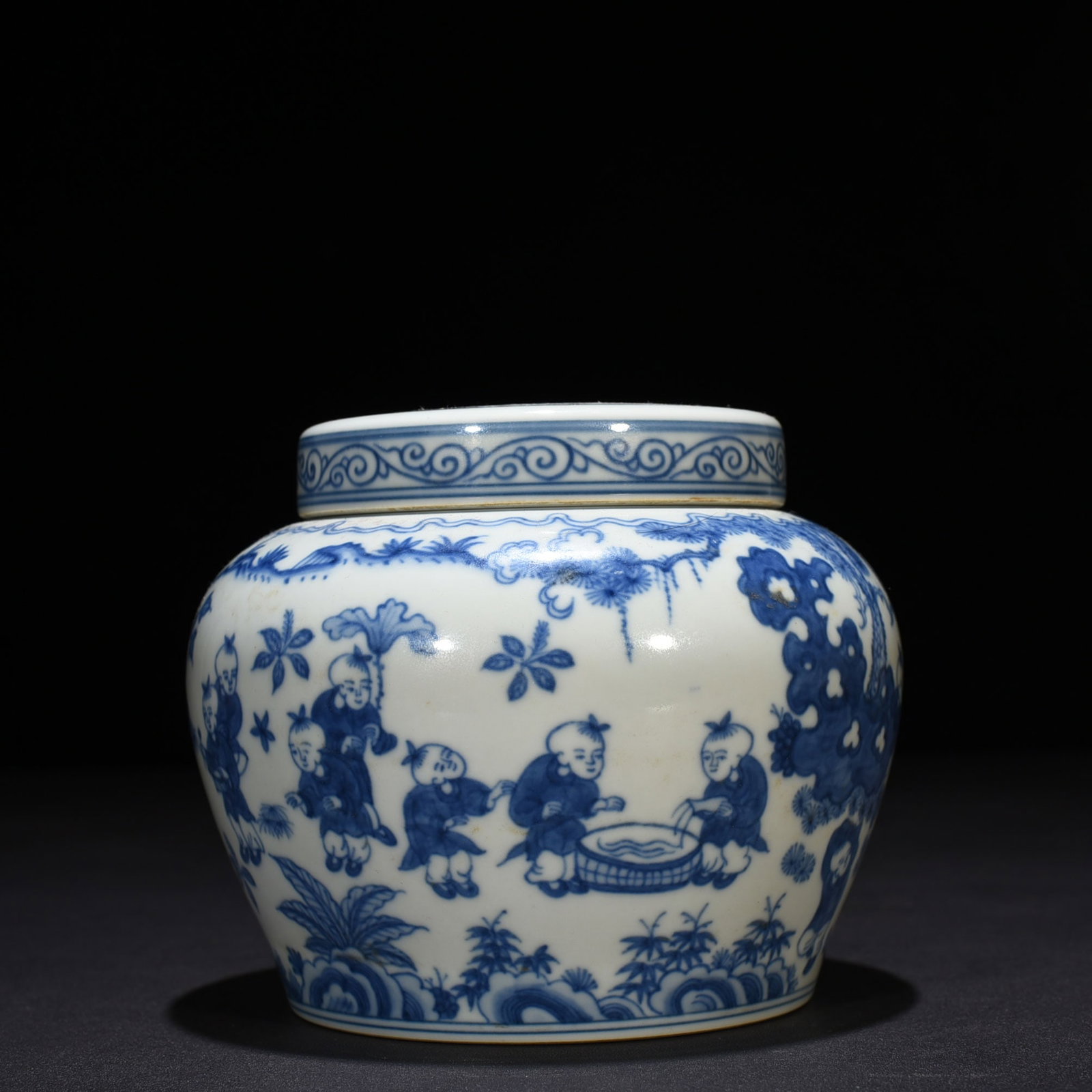 An Exquisite Chinese blue and white lid jar: Size: Height 12 cm - Widthh 14 cm Materials: Porcelain Time Period:Ming dynasty Attribution: chenghua Object: jar