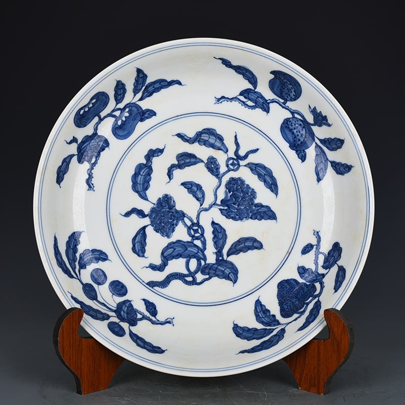 An Exquisite Chinese blue and white plate (1 of 9)