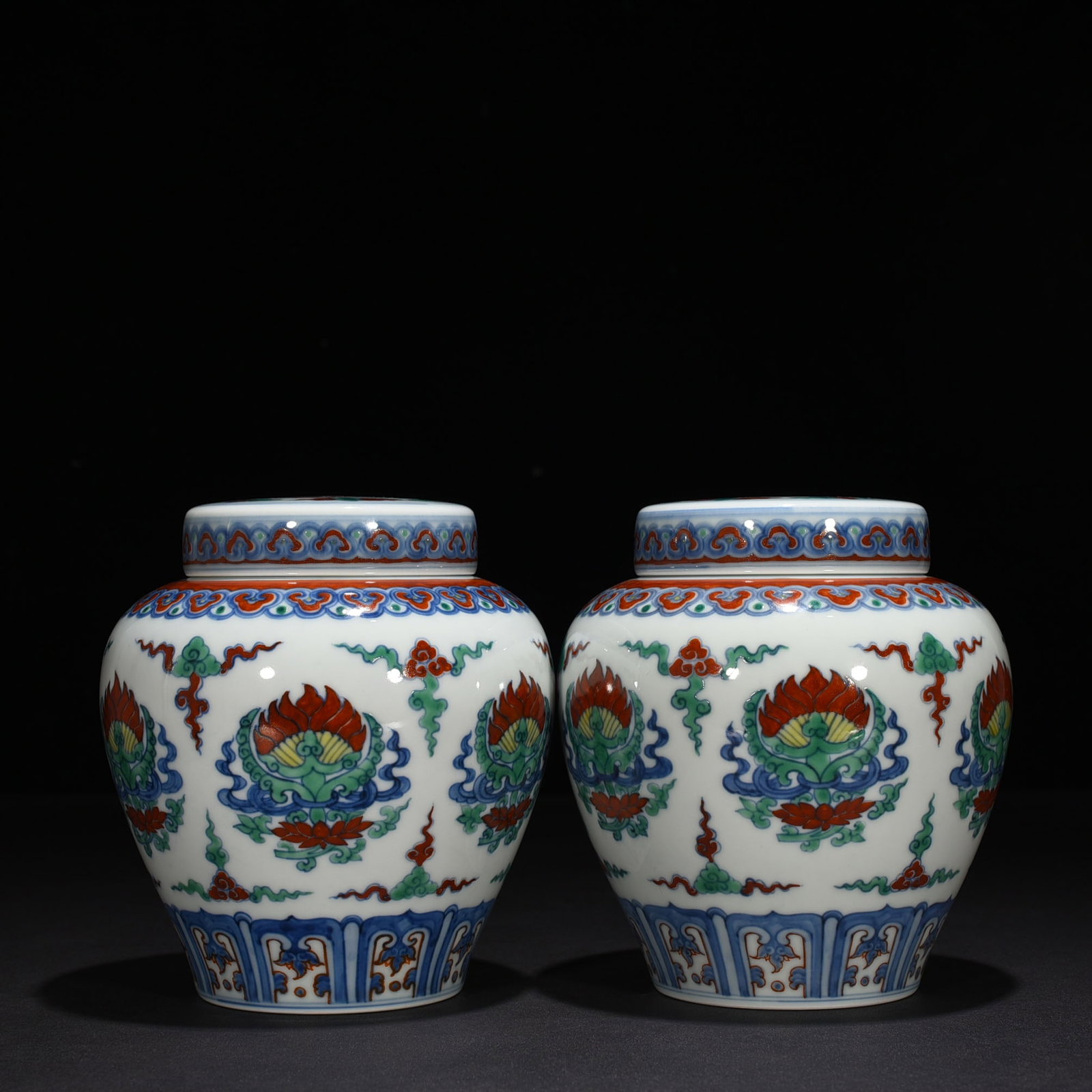 An Exquisite Chinese blue and white lid jar: Size: Height 16 cm - Widthh 14 cm Materials: Porcelain Time Period:Ming dynasty Attribution: chenghua Object: jar
