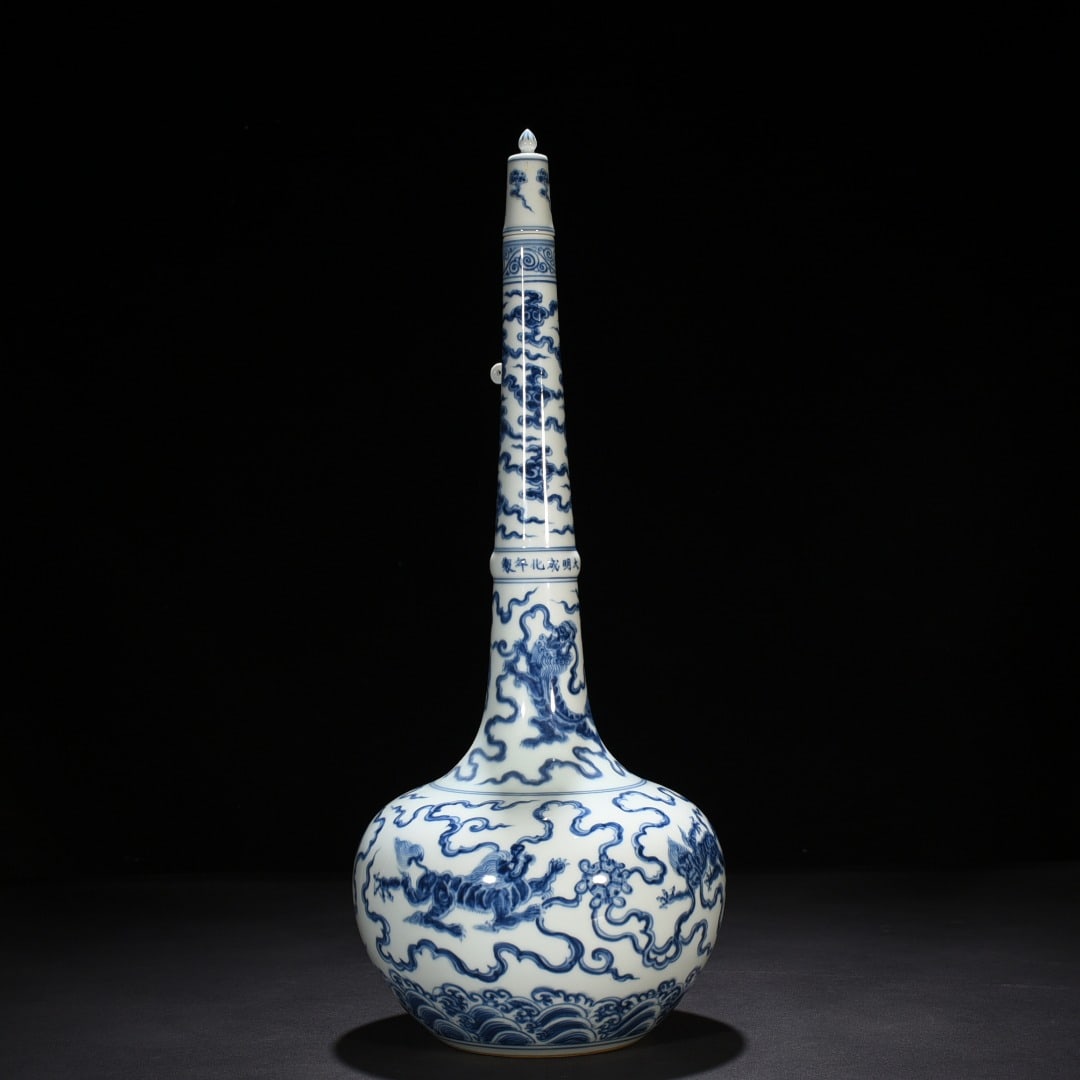 An Exquisite Chinese blue and white flask (1 of 9)