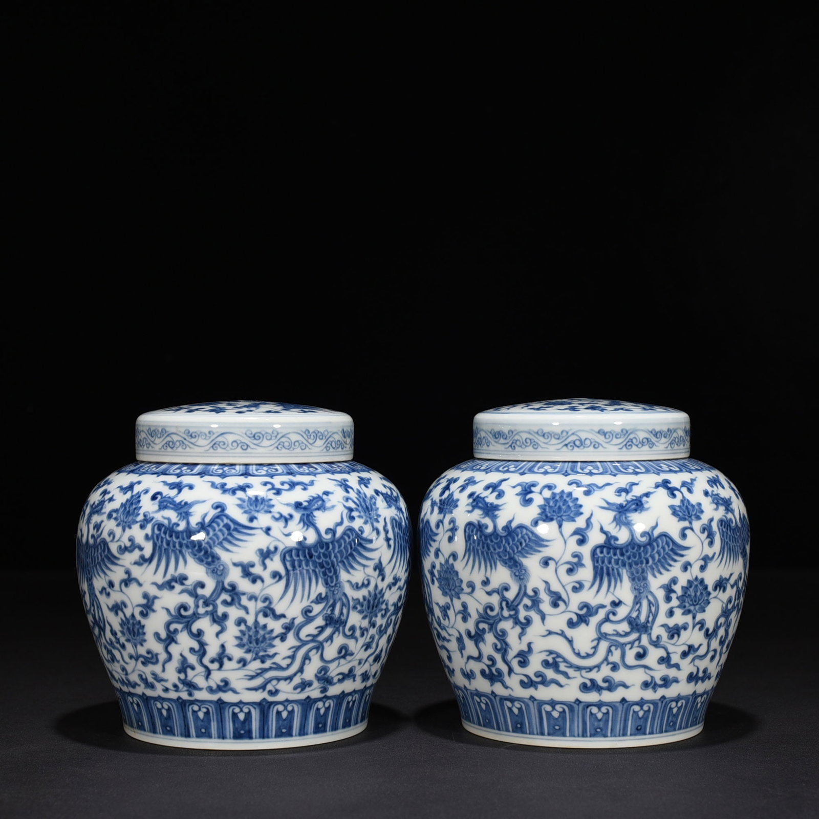 An Exquisite Chinese blue and white lid jar (1 of 9)