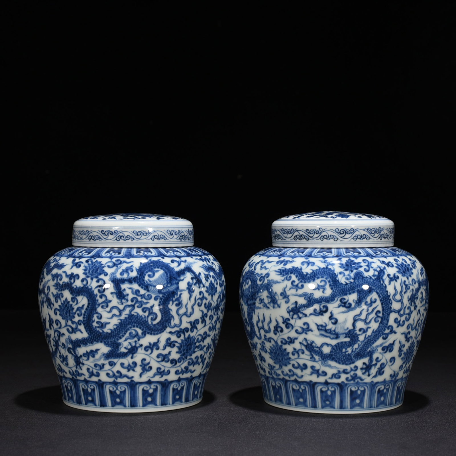 An Exquisite Chinese blue and white lid jar: Size: Height 15 cm - Widthh 12 cm Materials: Porcelain Time Period:Ming dynasty Attribution: chenghua Object: jar