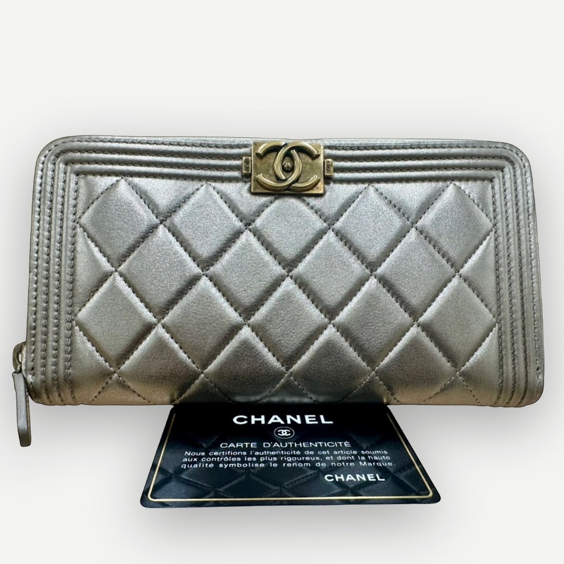 CHANEL Quilted Continental Wallet Ð Metallic Gold Lambskin Leather, Gold-Tone Hardware: The CHANEL Quilted Continental Wallet reflects the HouseÕs enduring approach to leather goods, combining the signature diamond-quilted motif with a streamlined continental silhouette. Its functio