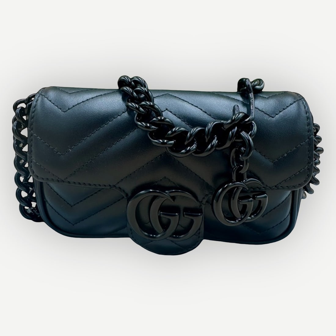 GUCCI GG Marmont Mini Shoulder Bag, Black MatelassŽ Leather, Black Hardware, With Original Dust: An enduring icon of the House of Gucci, the GG Marmont Mini Shoulder Bag showcases the collectionÕs signature chevron matelassŽ leather paired with the unmistakable interlocking GG motif in a sophis
