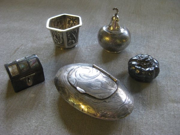 A GROUP OF 5 SILVER ITEMS, including four boxes an: A GROUP OF 5 SILVER ITEMS, including four boxes and one Chinese export cup. largest 3 1/2" - 1 1/4"