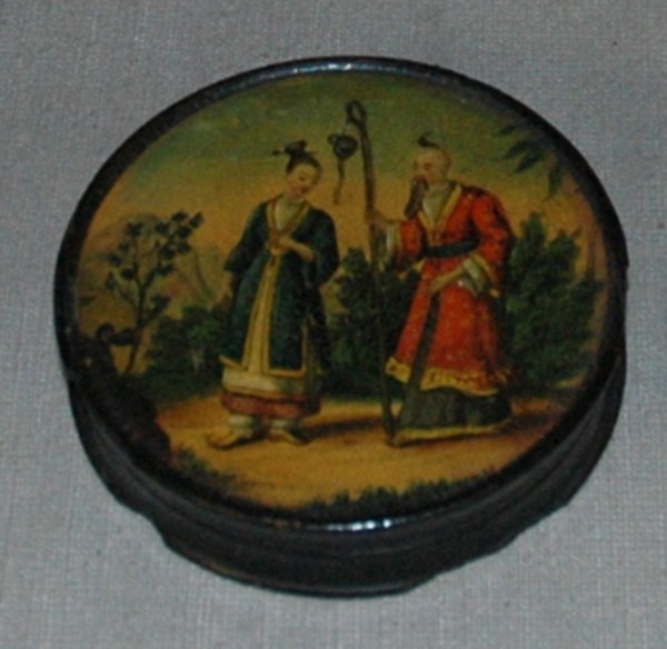 A EUROPEAN PAPER MACHE SNUFF BOX, 19th Century or : A EUROPEAN PAPER MACHE SNUFF BOX, 19th Century or earlier, depicting a Chinese man and woman, diameter 3"