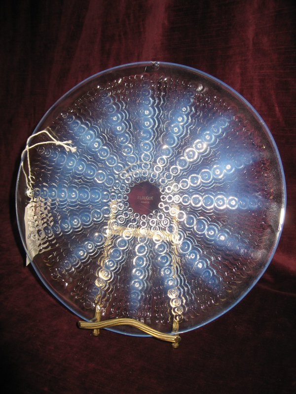 R. LALIQUE OPALESCENT GLASS PLATE (CHIP ON RIM): R. LALIQUE OPALESCENT GLASS PLATE (CHIP ON RIM)