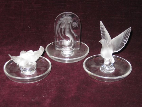 3 LALIQUE FROSTED AND CLEAR GLASS MINT DISHES (ONE: 3 LALIQUE FROSTED AND CLEAR GLASS MINT DISHES (ONE WITH CHIP TO RIM)
