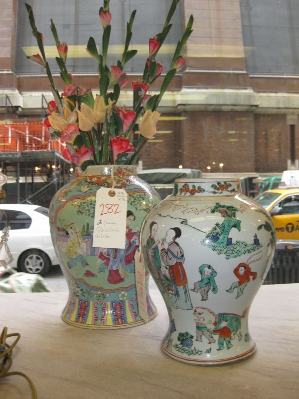 2 CHINESE PORCELAIN VASES: 2 CHINESE PORCELAIN VASES
