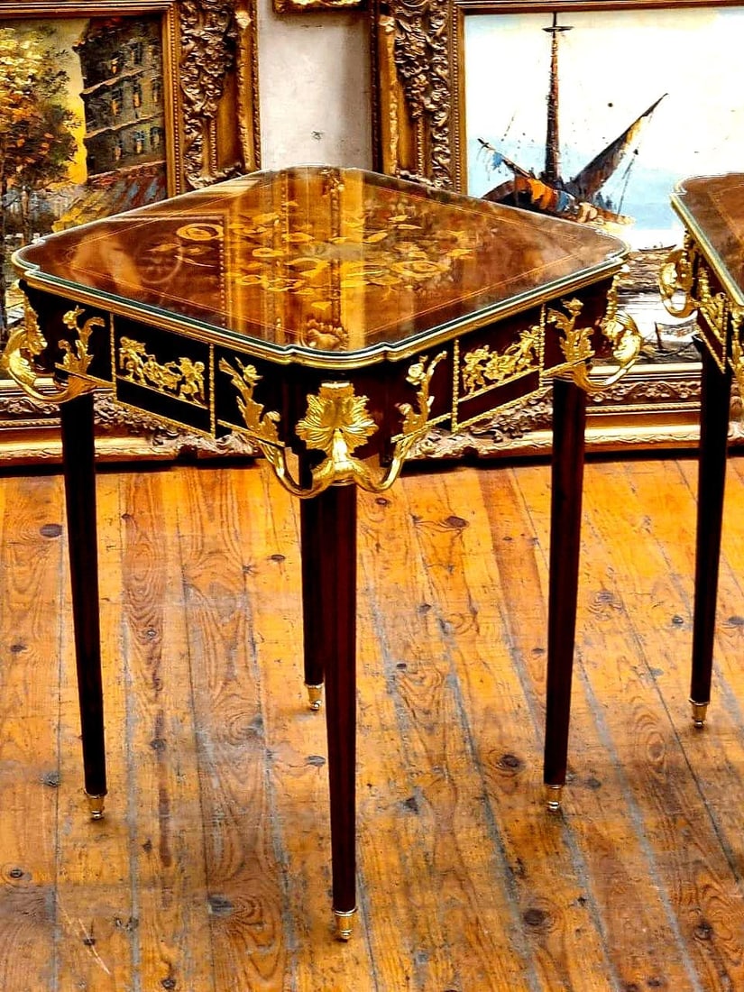 French Louis XV Style Marquetry Side/console: Description: This elegant side table is a fine example of French Louis XV or Louis XVI style craftsmanship. The table features a beautifully veneered top with intricate marquetry inlay, showcasing flo