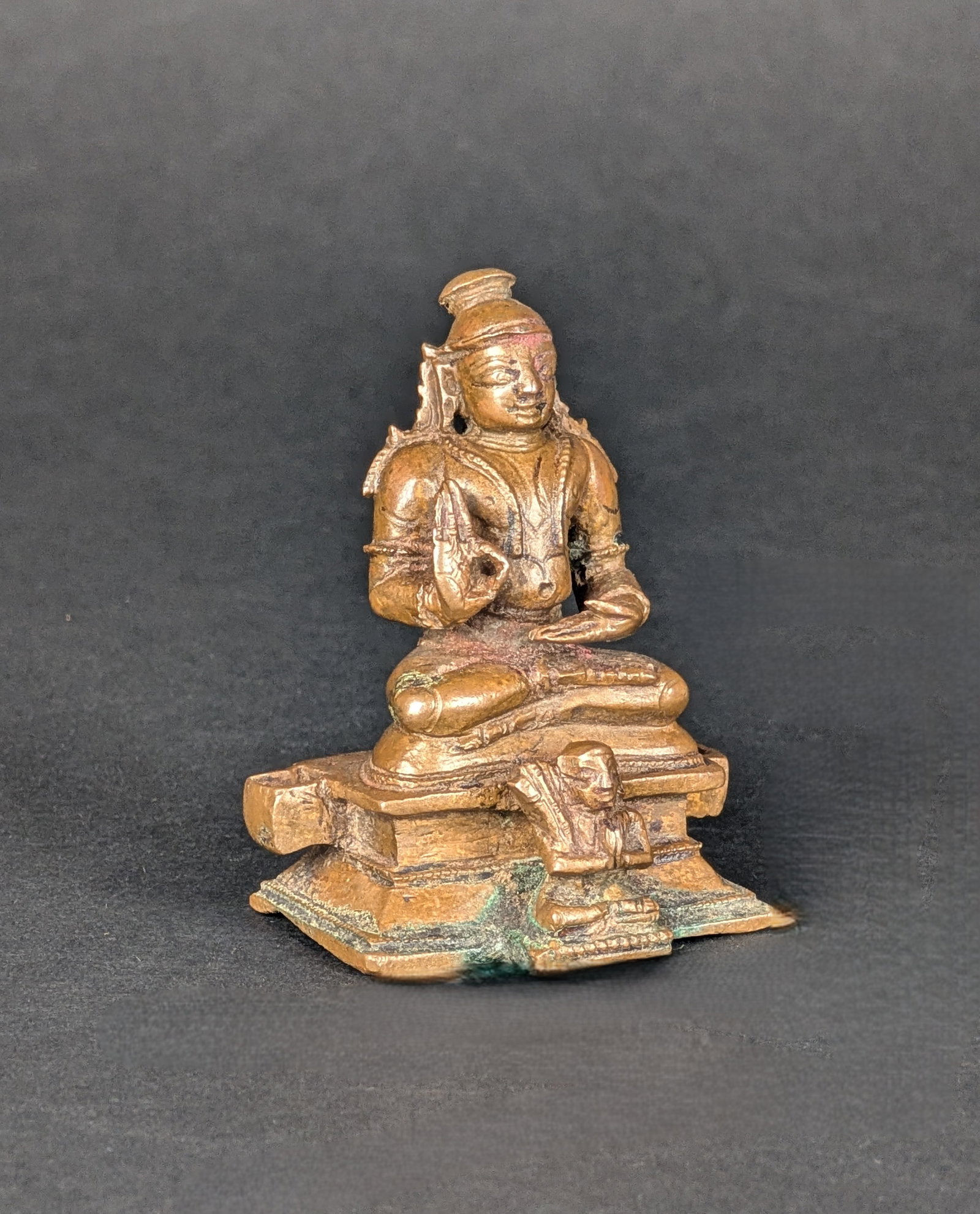 Ramanuja and Nammalvar: These two are seers from the Vaishnava sect of Hinduism. The relationship between them is that of teacher-student. Nammalvar, being the teacher, is in an elevated position. Ramanuja is seated below. E