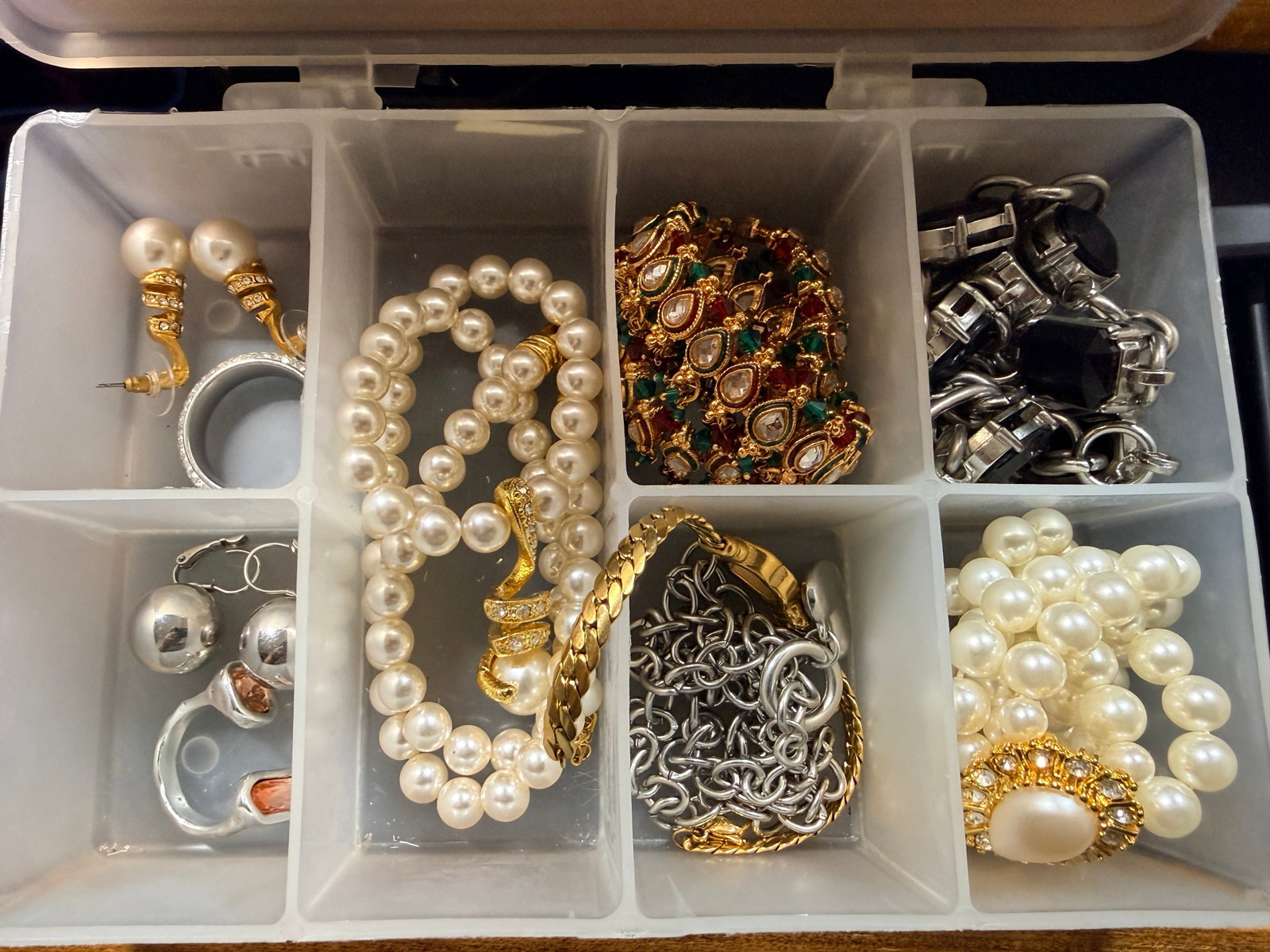 Vintage Estate cleanout jewelry lot: Vintage jewelry in mixed styles and condition from an estate cleanout