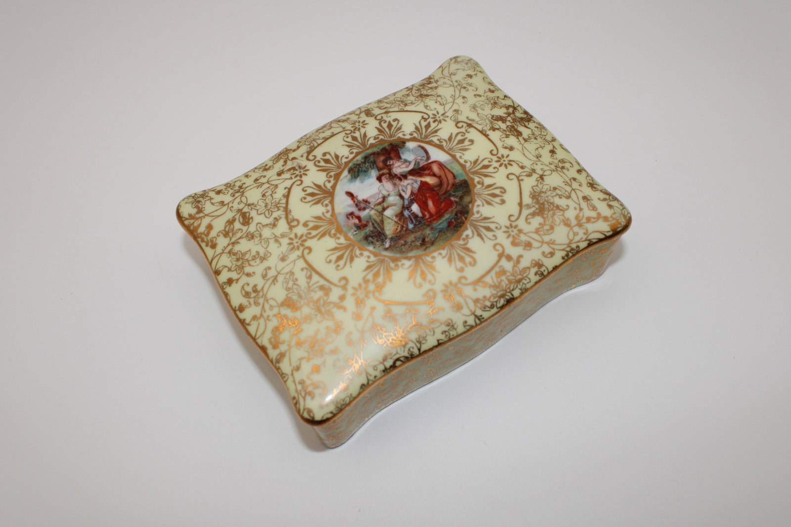 Vtg M&R USA Handpainted Porcelain Trinket Box (1 of 4)