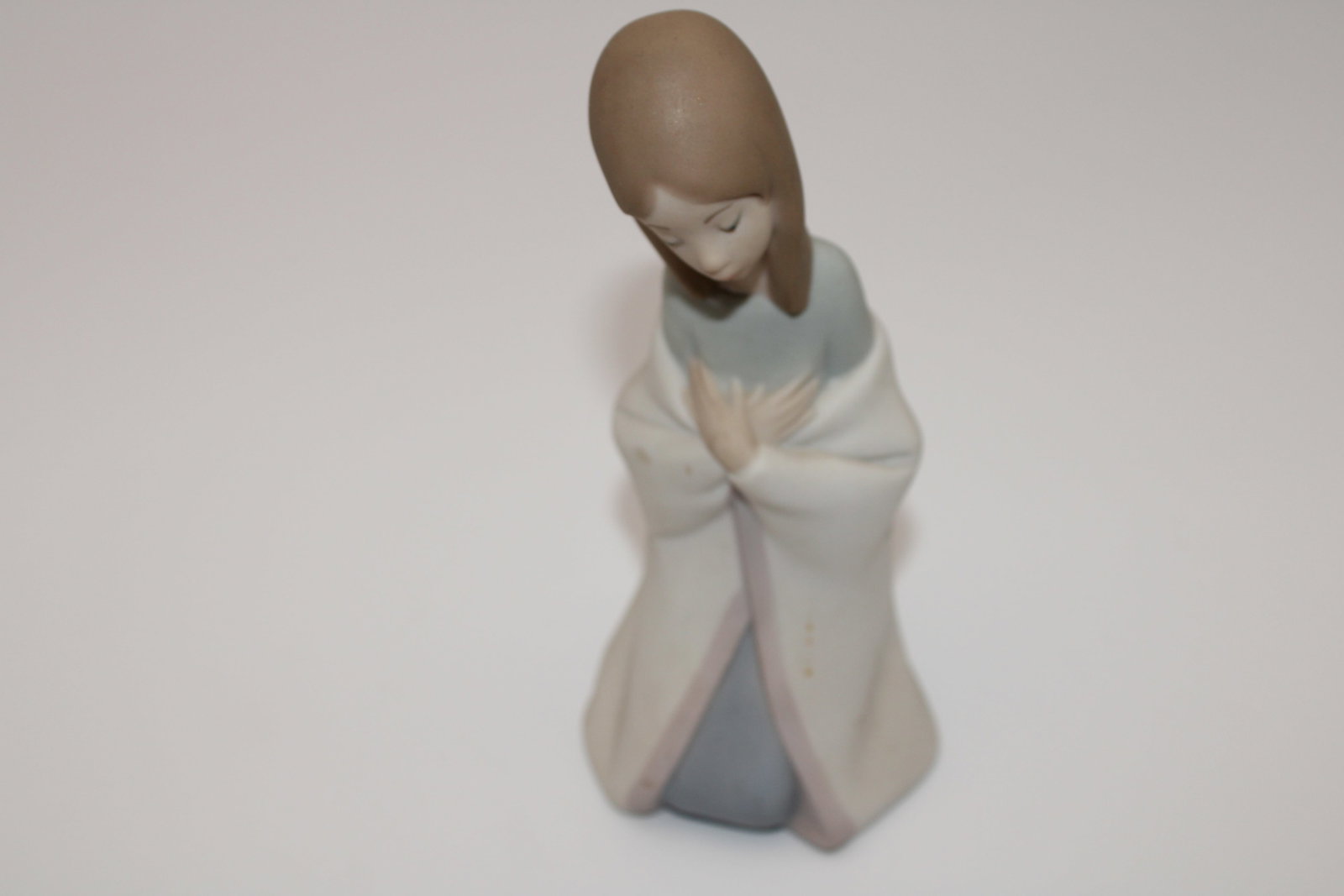 Lladro Nativity Virgin Mary Kneeling 6": 6" x 2.75" x 2.75" - no chips