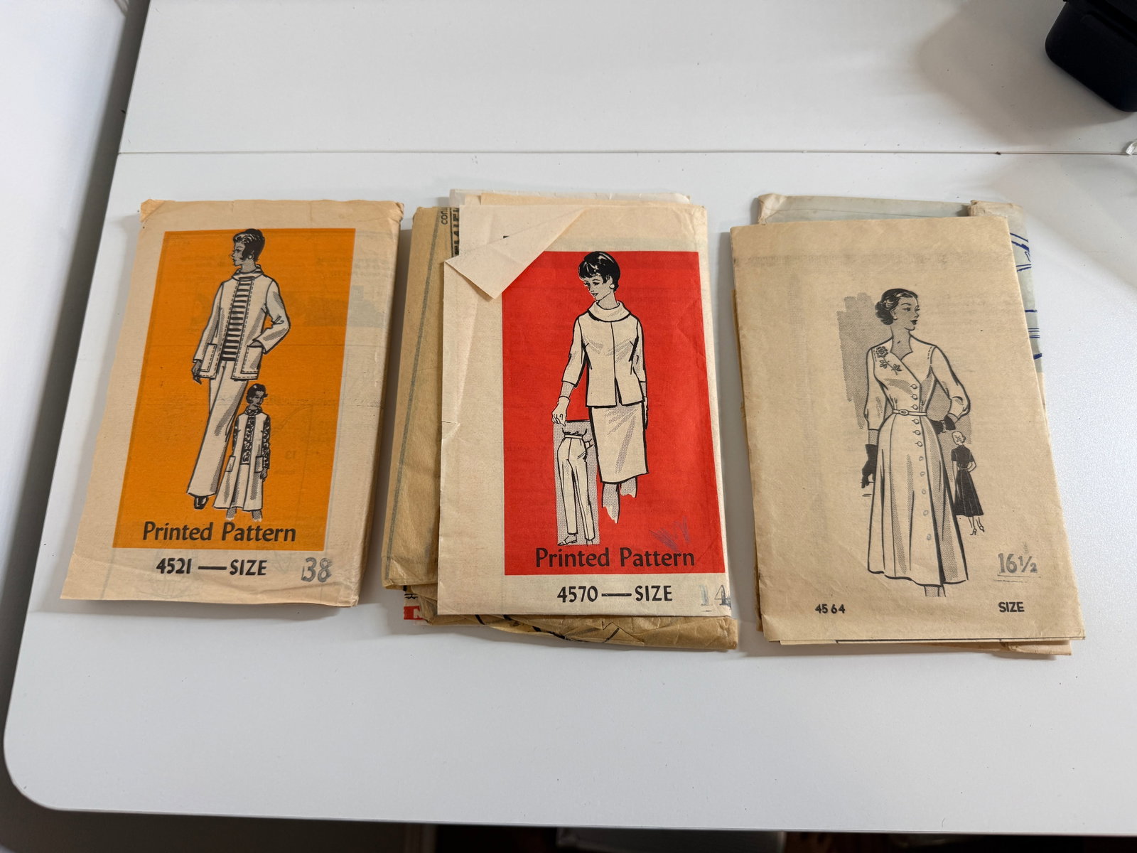 Sewing Pattern Lot: Assorted patterns; completeness not guaranteed
