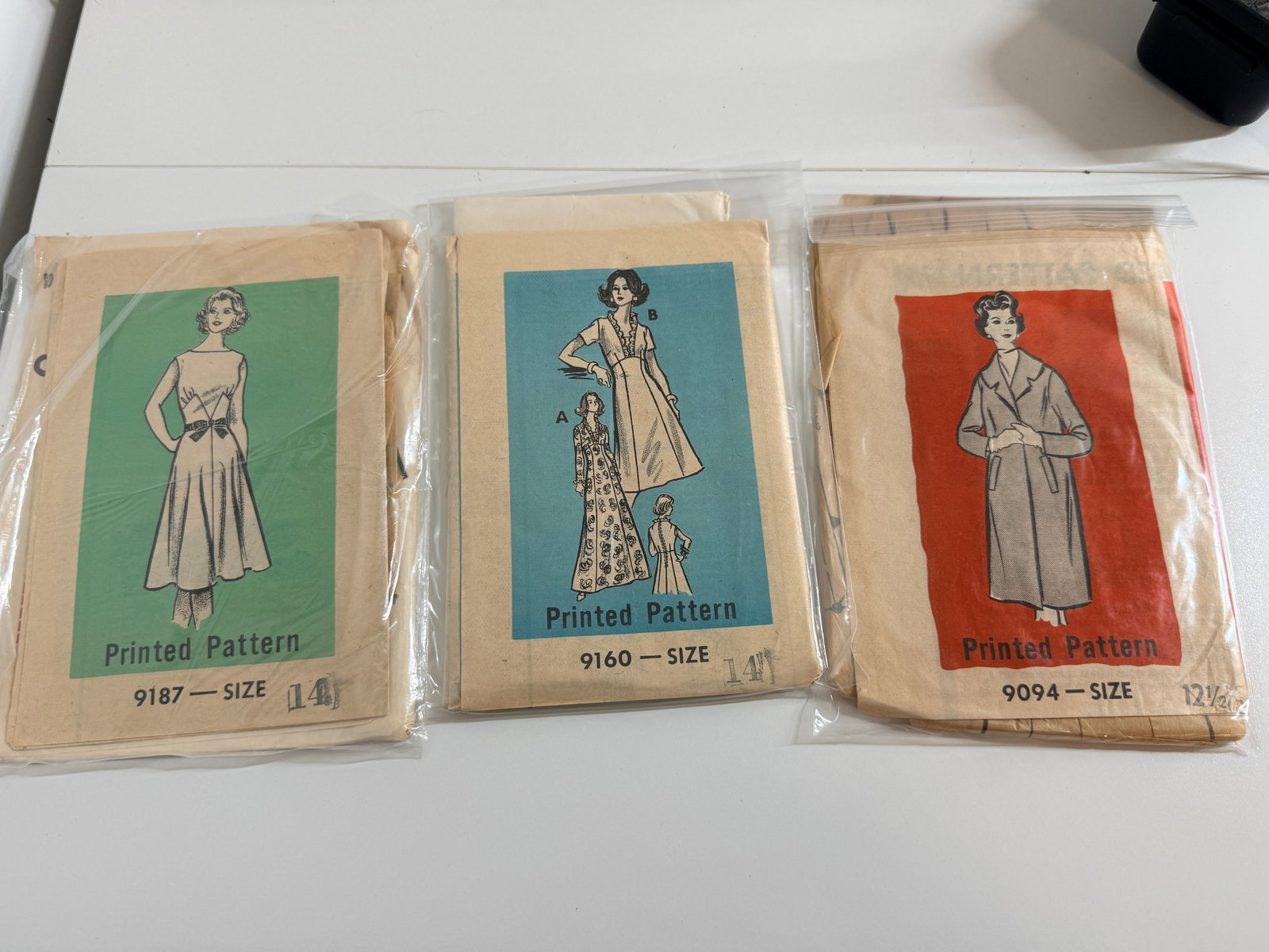 Sewing Pattern Lot: Assorted patterns; completeness not guaranteed