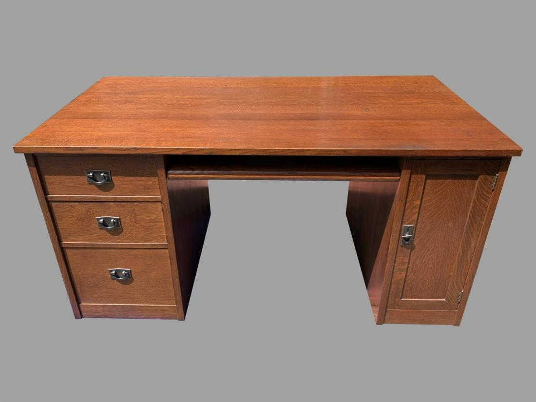Modern Stickley Oak Computer Desk: 30 1/2" x 45" x 19". In excellent condition.
