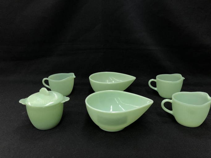 6 Pieces Of Jadeite Glassware