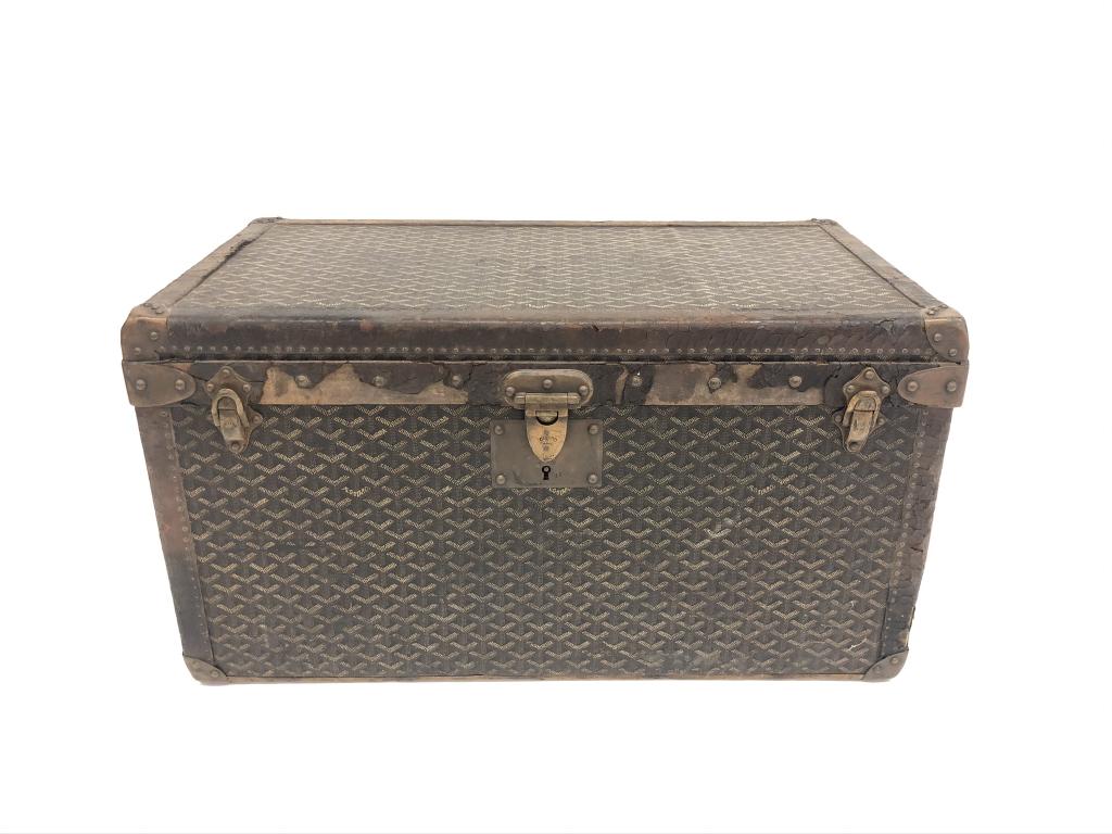 Goyard Rare Vintage Petite Storage Trunk: complete with original brass hardware, 2 removable felt lined fitted interior compartments, signed, original as found condition. Initials JBB Detroit stenciled on ends. One leather handle is broken. 1