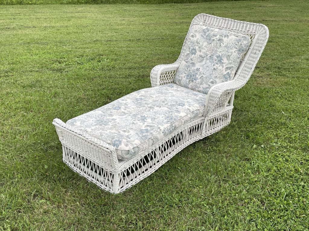 White wicker online chaise lounge
