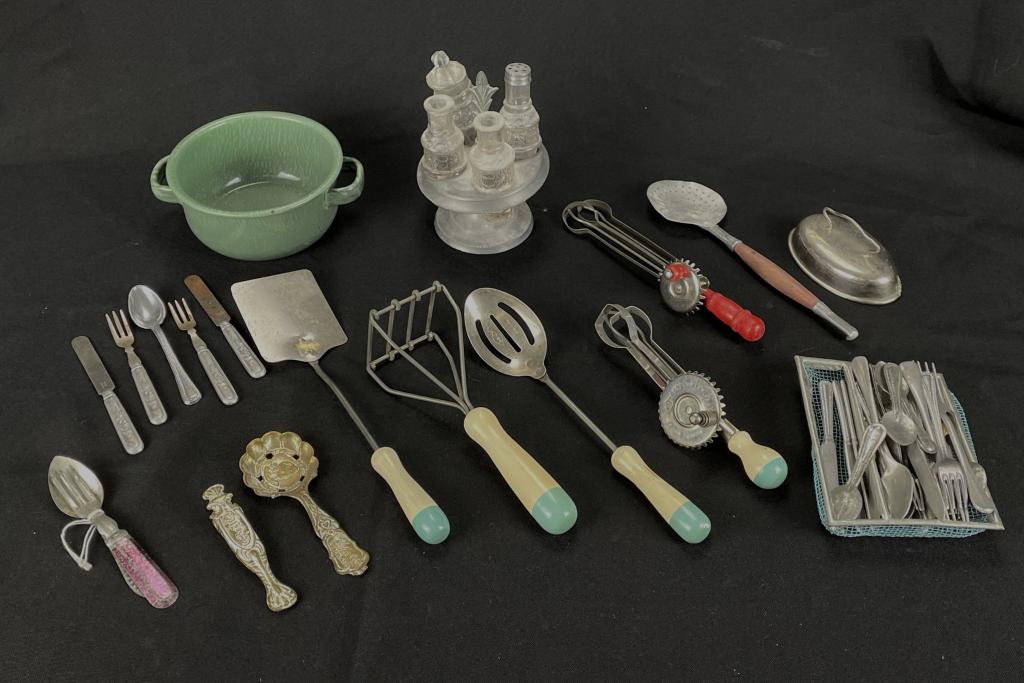 Child's and Doll Toy Kitchenware (1 of 1)