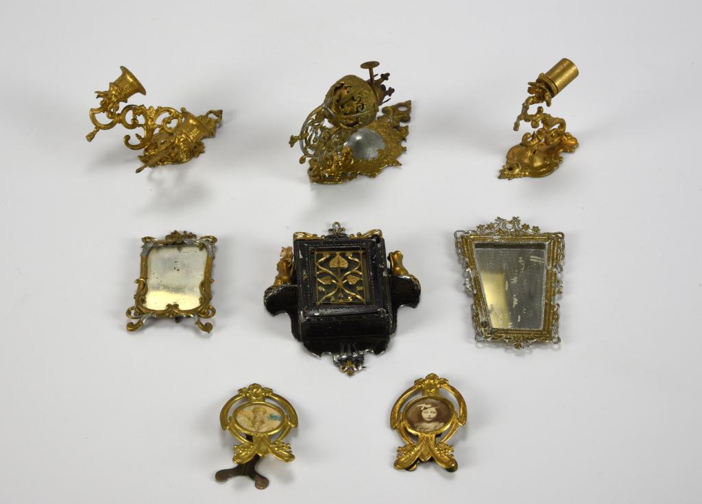 8 Pieces of Victorian Dollhouse Accessories (1 of 4)