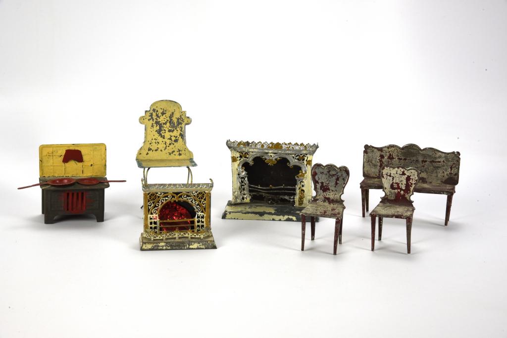 Early Metal Painted Dollhouse Furniture (1 of 4)