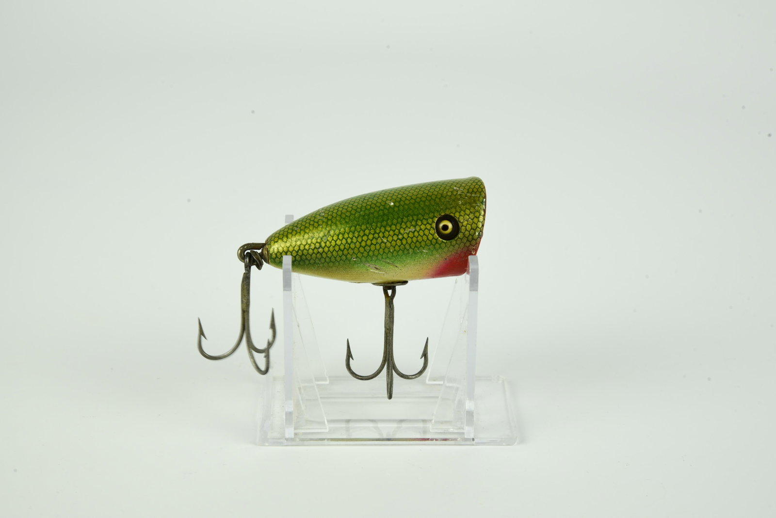 Homarth Jiggilo “Baby”: Scarce short production lure dating from the 30’s, 2 1/4”, good glass eyes, finished in shiny “green gar” scale color. Possibly missing a rear spinner, otherwise VG+ condition.