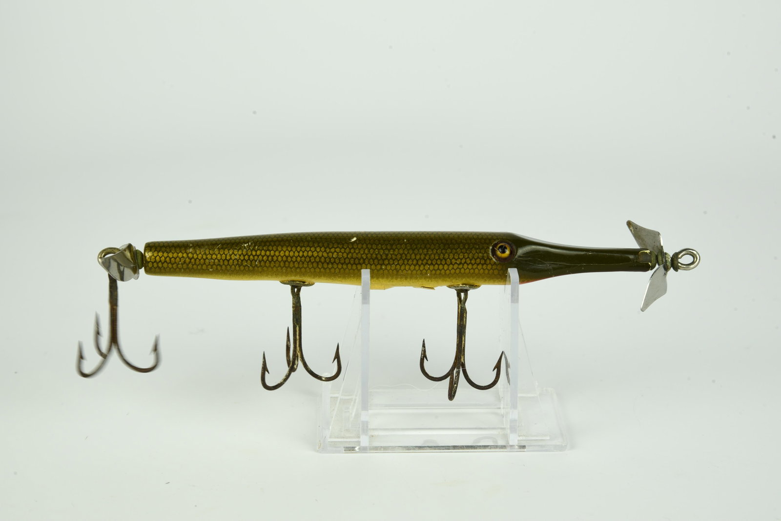 Creek Chub 2900 Gar Minnow: Brown scale Gar, grading about VG+, wear and semi-popped belly weights, shows well.