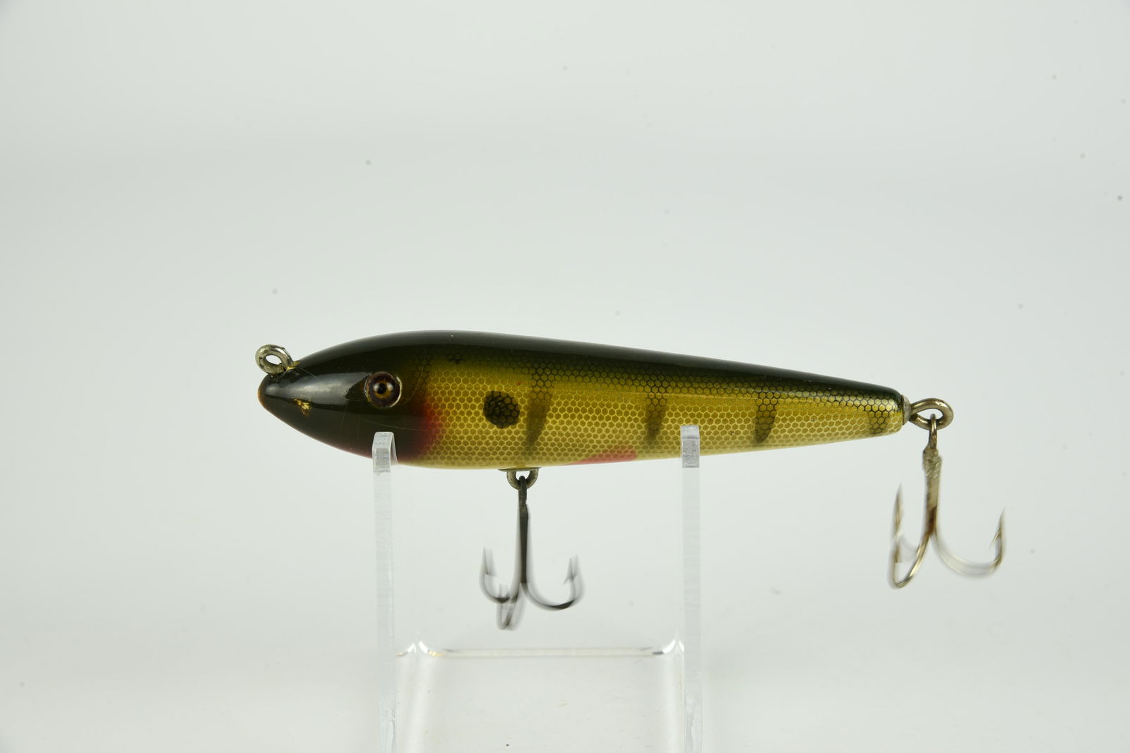 Creek Chub 3301 Sarasota: Scarce short production bait finished in perch scale with red belly fins. Other than a few factory paint imperfections the condition is shiny Ex-.