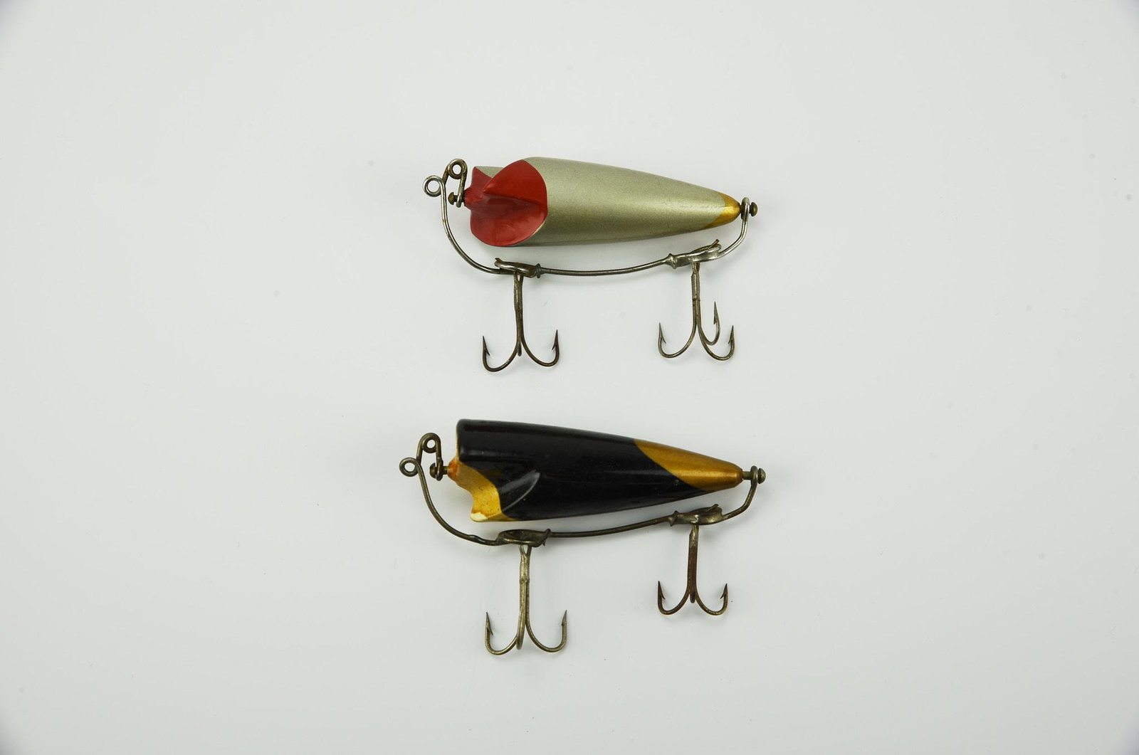 2 Bite-Em-Bates: Each with a complete wire harness, dating from the 20's, white/black/gold (VG+) and red/silver/gold (Ex-/Ex).