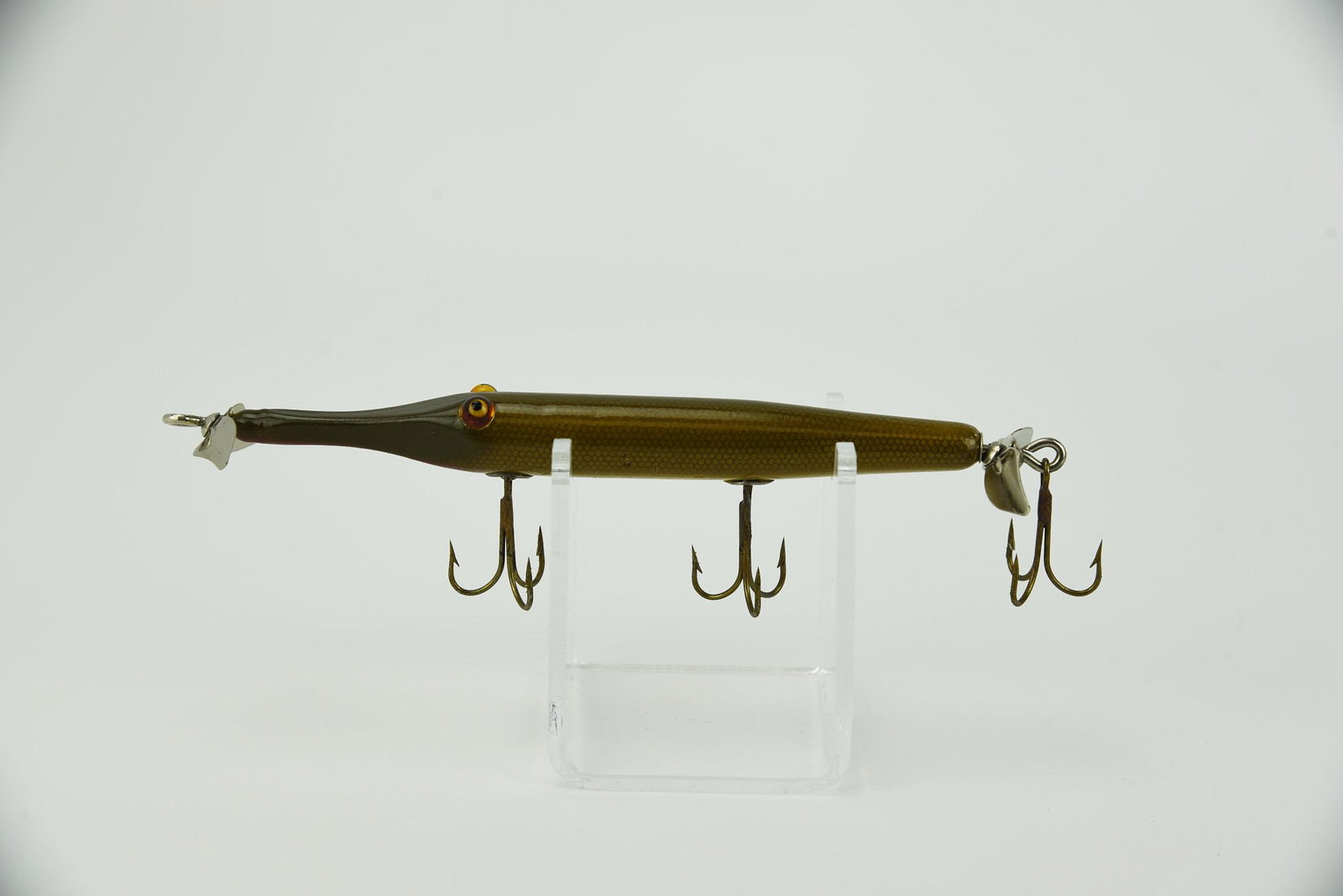 Creek Chub Gar Minnow: Super condition on this unfished 2900 in brown Gar, with blemish free glass eyes and clean hardware. Bright and shiny throughout, with the exception of a small flake off the belly weight this bait gra