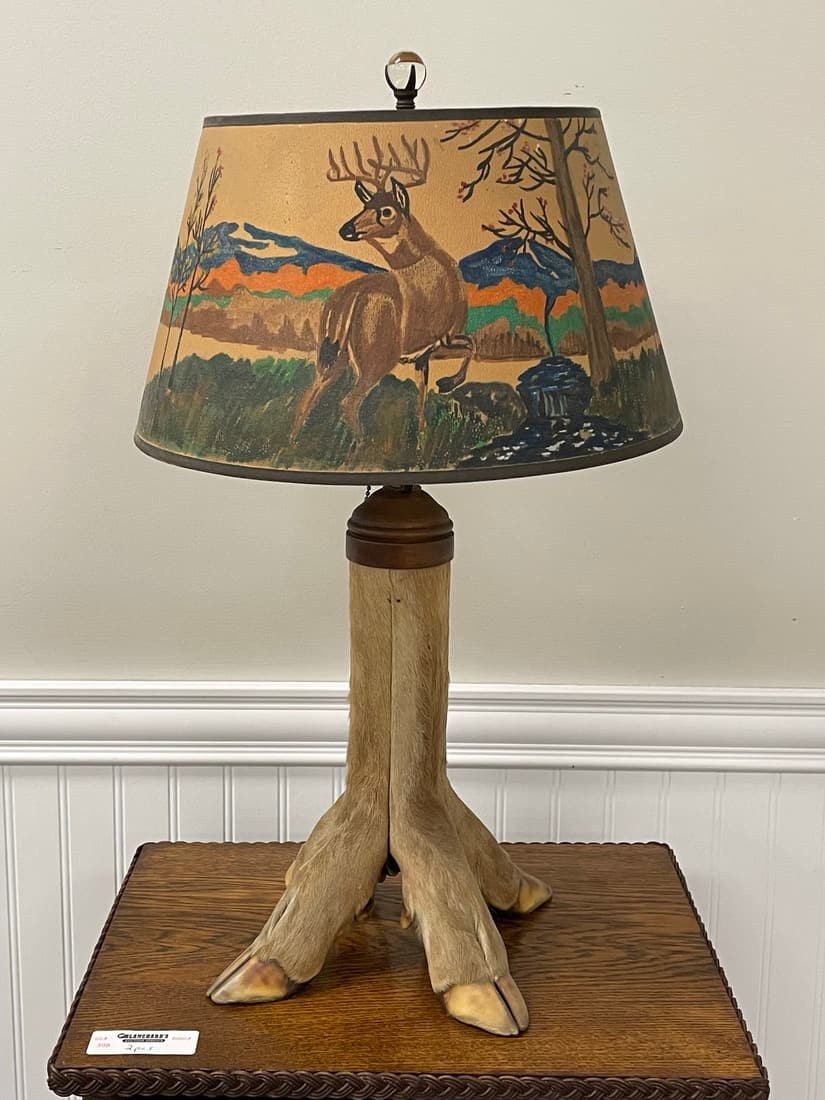 Whitetail Deer Hoof Table Lamp (1 of 4)