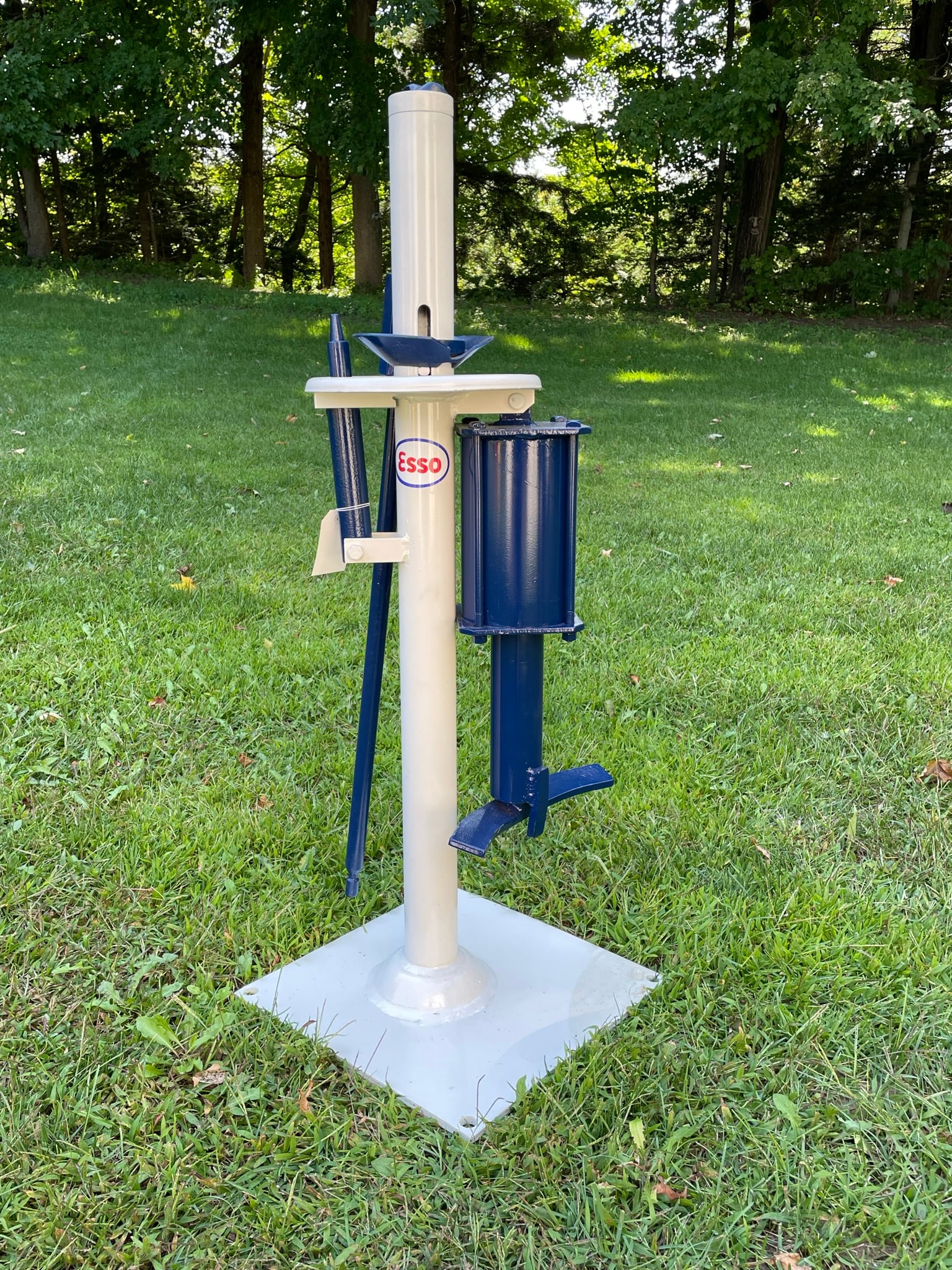 Esso Air Operated Tire Changer (1 of 4)