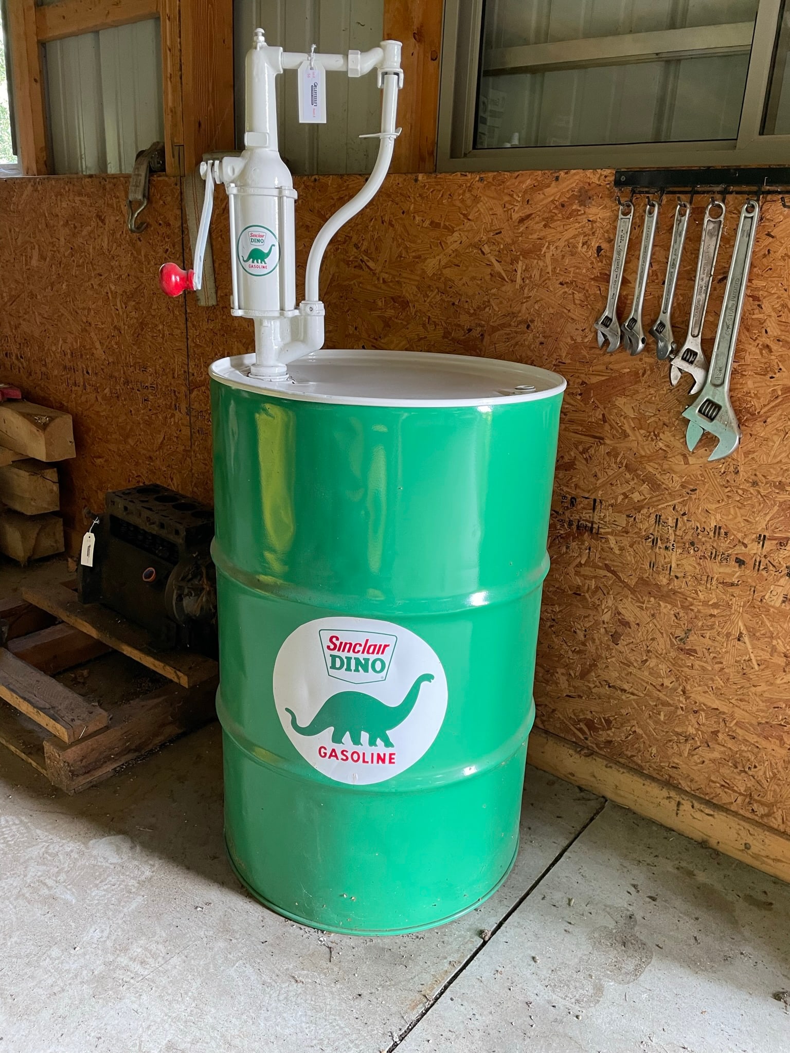 Sinclair Dino Hand Oil Pump with Drum (1 of 5)