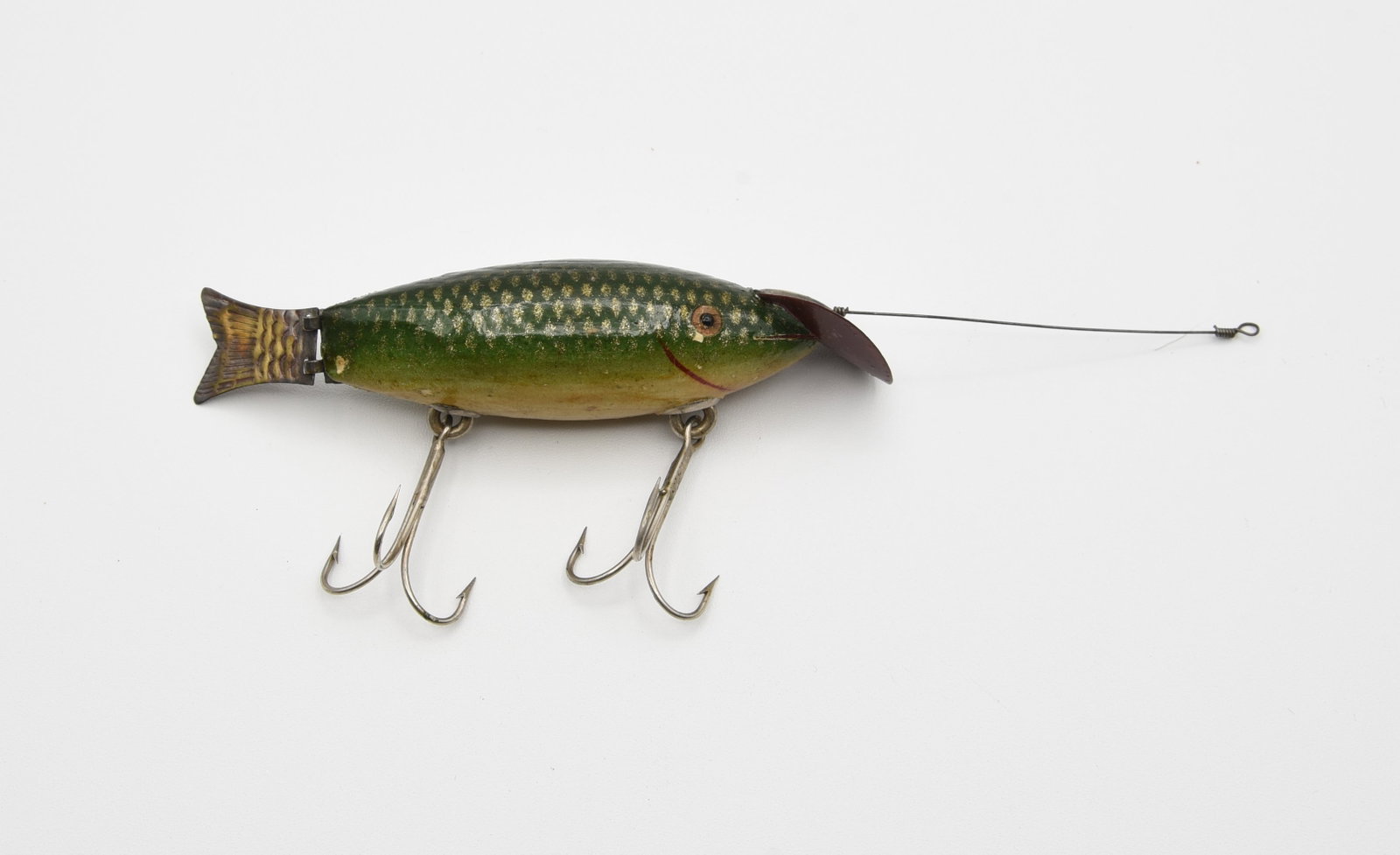 Lane's Wonder Wobbler: Finished in green back with silver scales and long hand painted single gill marks, scaled hinged tail, marked diving lip with wire leader, if not for an old thin over-varnish the grade would be Ex-.