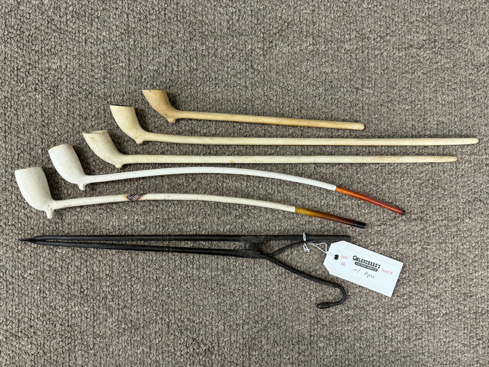 Early 19th Century Iron Pipe Tongs & 5 Clay Pipes (1 of 3)