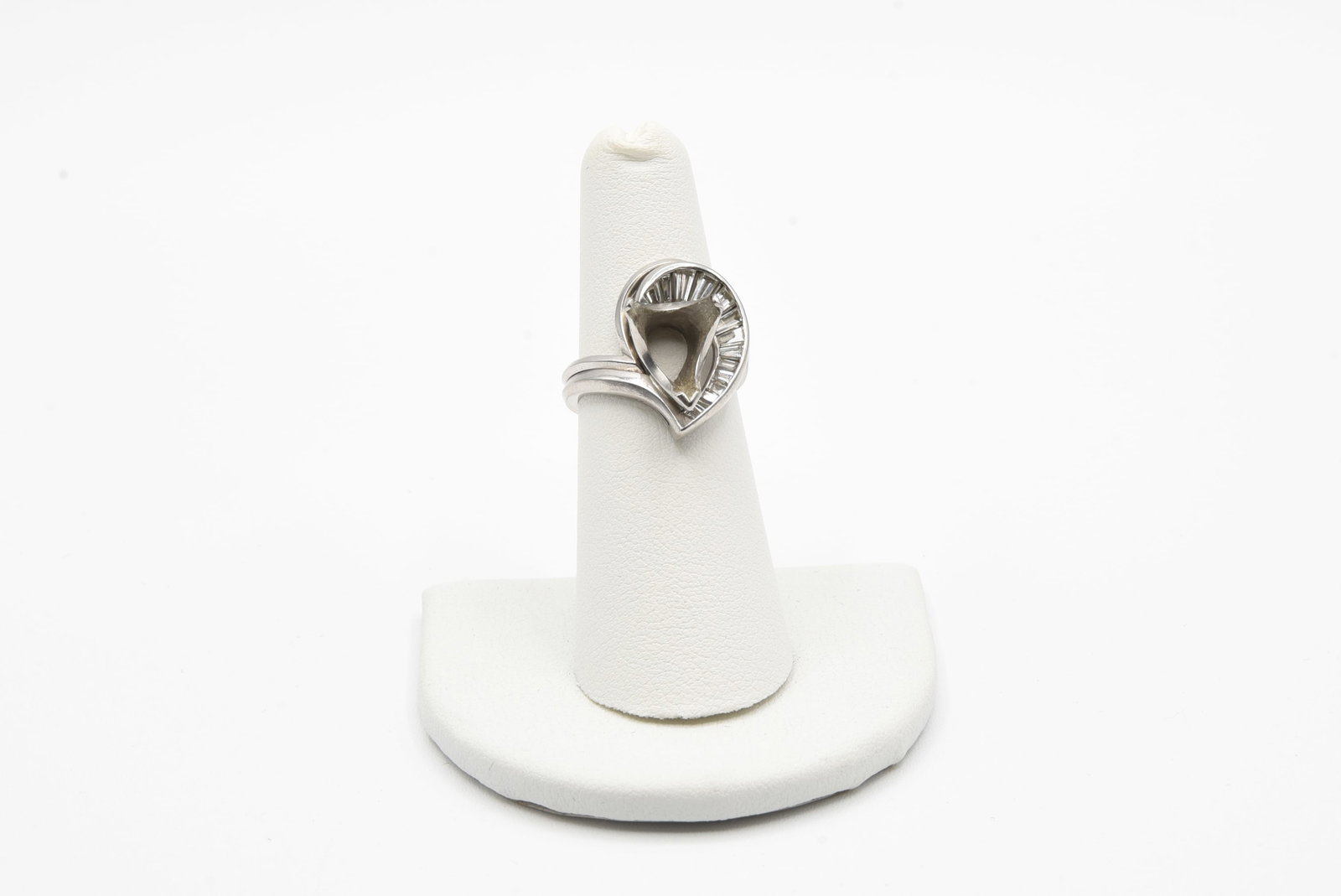 Platinum Ring with Wrap - 7.4 dwt: missing center stone with 16 baggets. Size 5 1/2