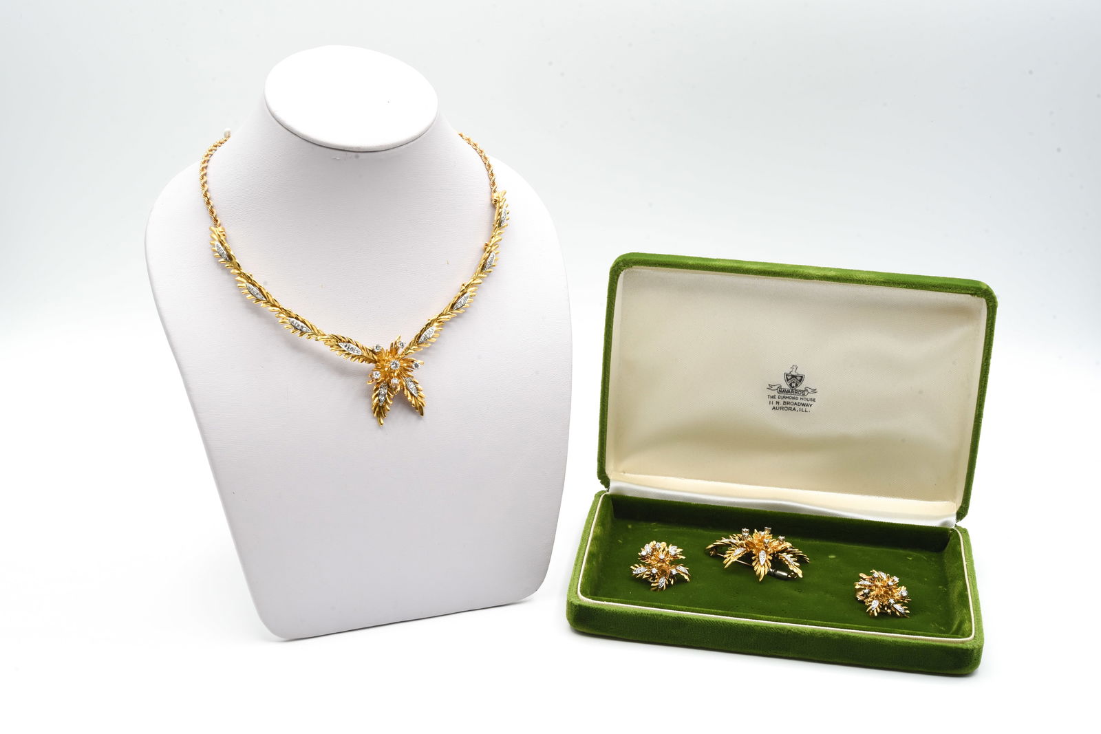 Elaborate 3 pc Jewelry Set - 18 kt Gold & Diamonds (1 of 9)